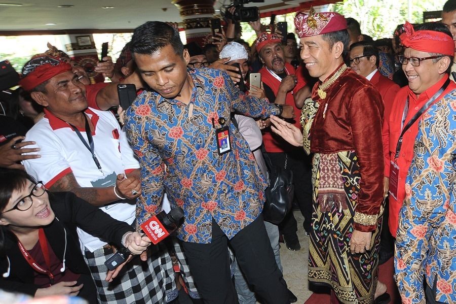 Pakai Baju Adat Khas Raja Bali, Jokowi: Saya Ganteng