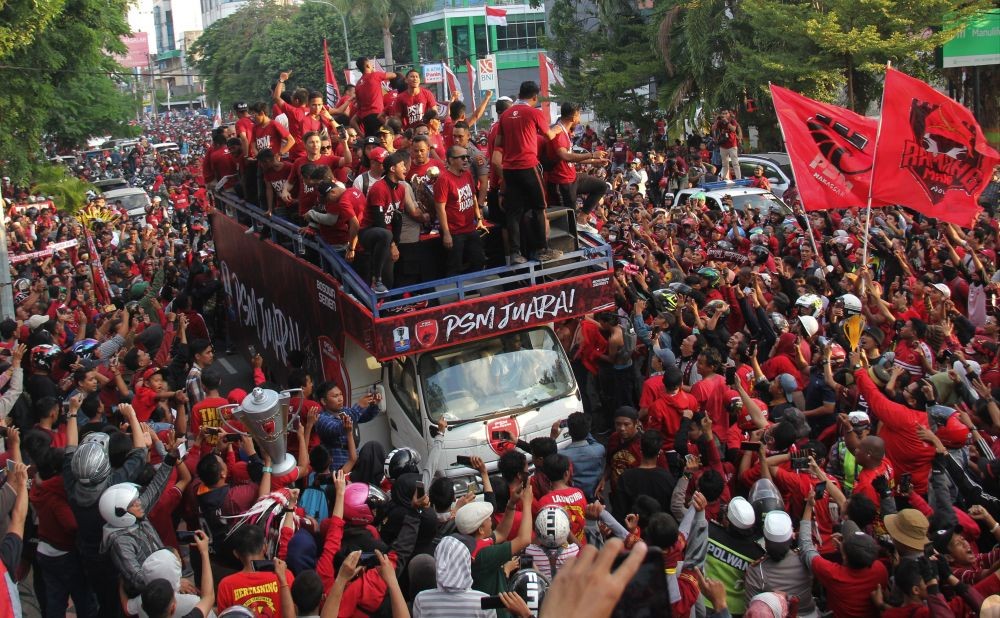 Potret Haru dan Meriah Pawai Makassar Sambut Trofi Piala Indonesia