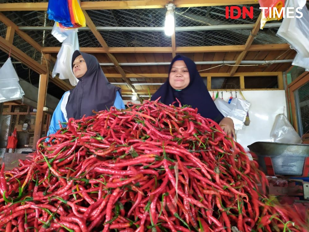 Menangguk Untung dari Jualan Cabai Busuk Selama Kemarau