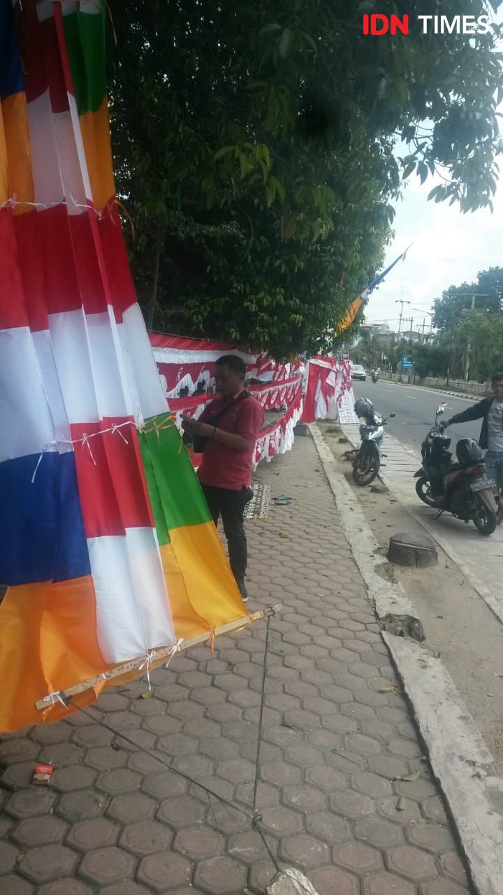 Pedagang Bendera di Siantar Mengeluh Pembeli Sepi, Ini Sebabnya