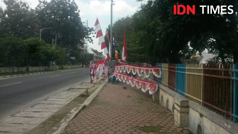 Pedagang Bendera di Siantar Mengeluh Pembeli Sepi, Ini Sebabnya