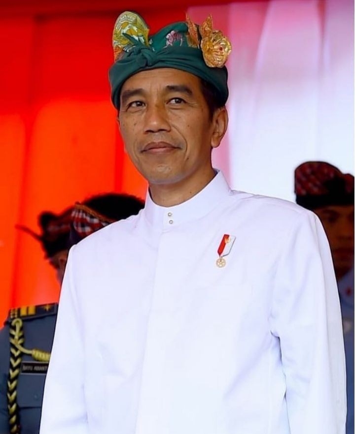 [FOTO] Intip Gaya Presiden Jokowi Dengan Pakaian Adat Di Setiap Momen