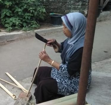 Jelang Hari Raya Kurban, Pembuat Arang dan besek Banjir Pesanan