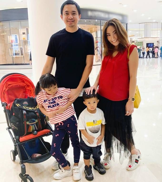 Hot Mom Deh! Begini 10 Gaya Fashionable Ayu Dewi Selama Hamil