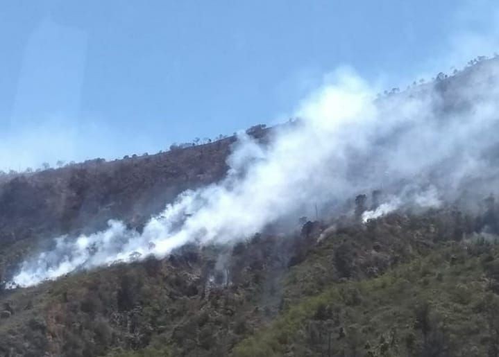 Padamkan Kebakaran di Ciremai, Helikopter Ambil Air dari Situ Cikuda