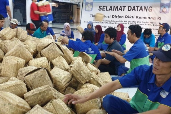 Kebutuhan Besek Bambu Tinggi, Khofifah Dorong UMKM Tingkatkan Produksi