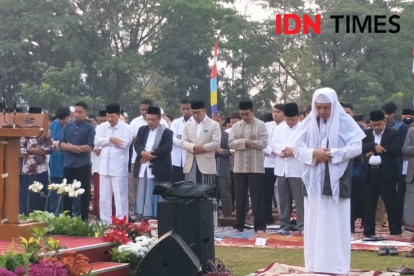 Ridwan Kamil dan Iwa Karniwa Salat Id Adha Bareng Warga di Gasibu