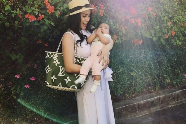 9 Style Momo Geisha Bareng Baby Briel yang Modis dan Kompak