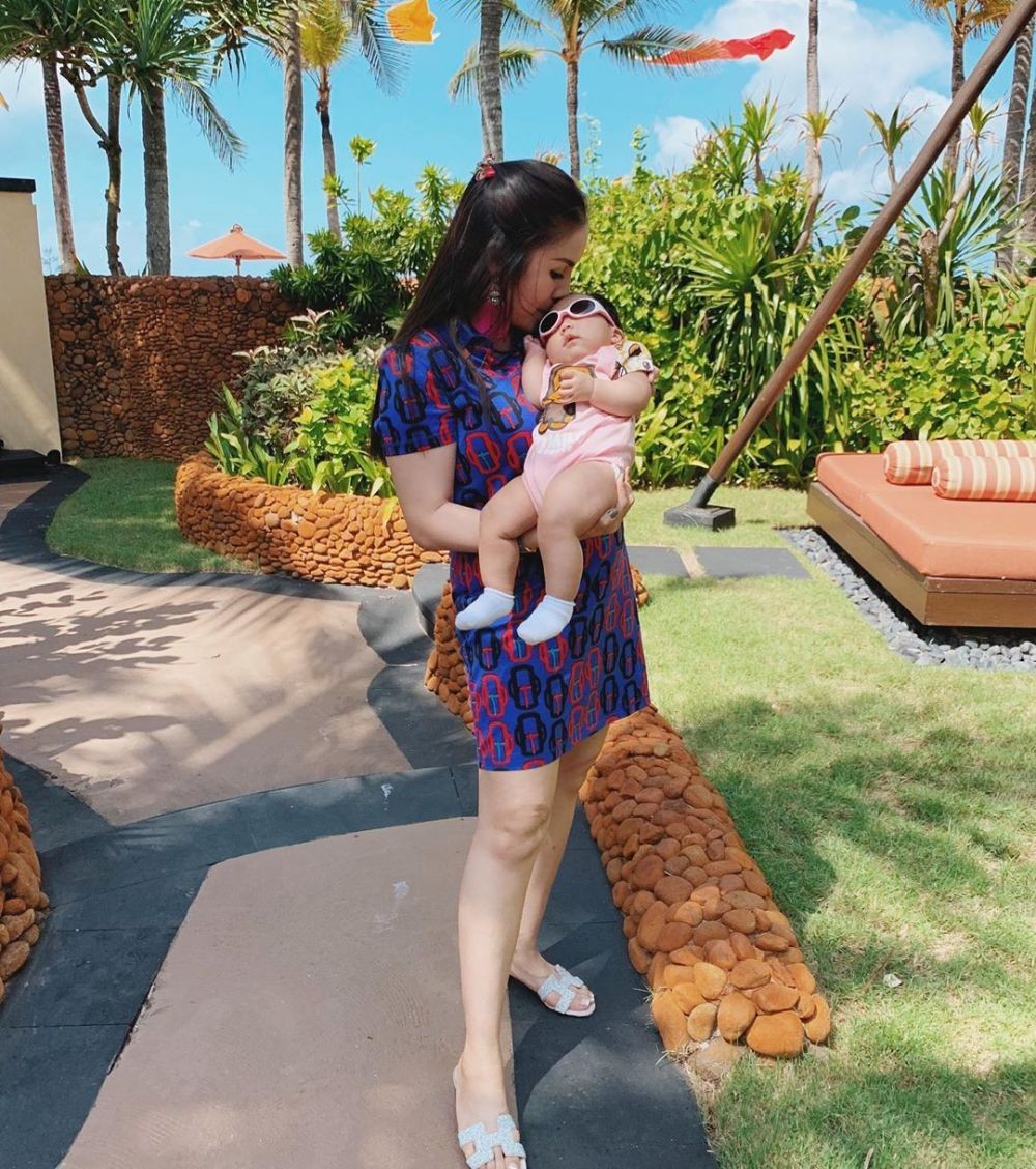 9 Style Momo Geisha Bareng Baby Briel yang Modis dan Kompak