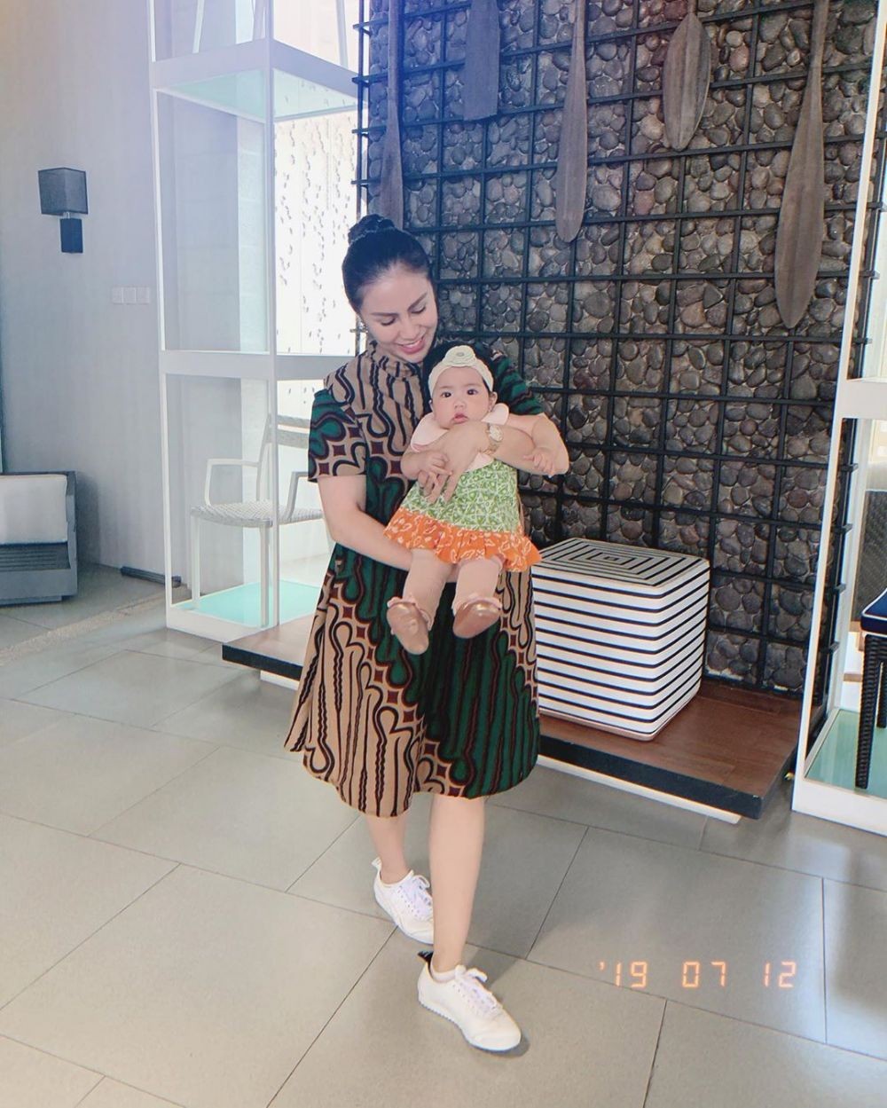 9 Style Momo Geisha Bareng Baby Briel yang Modis dan Kompak
