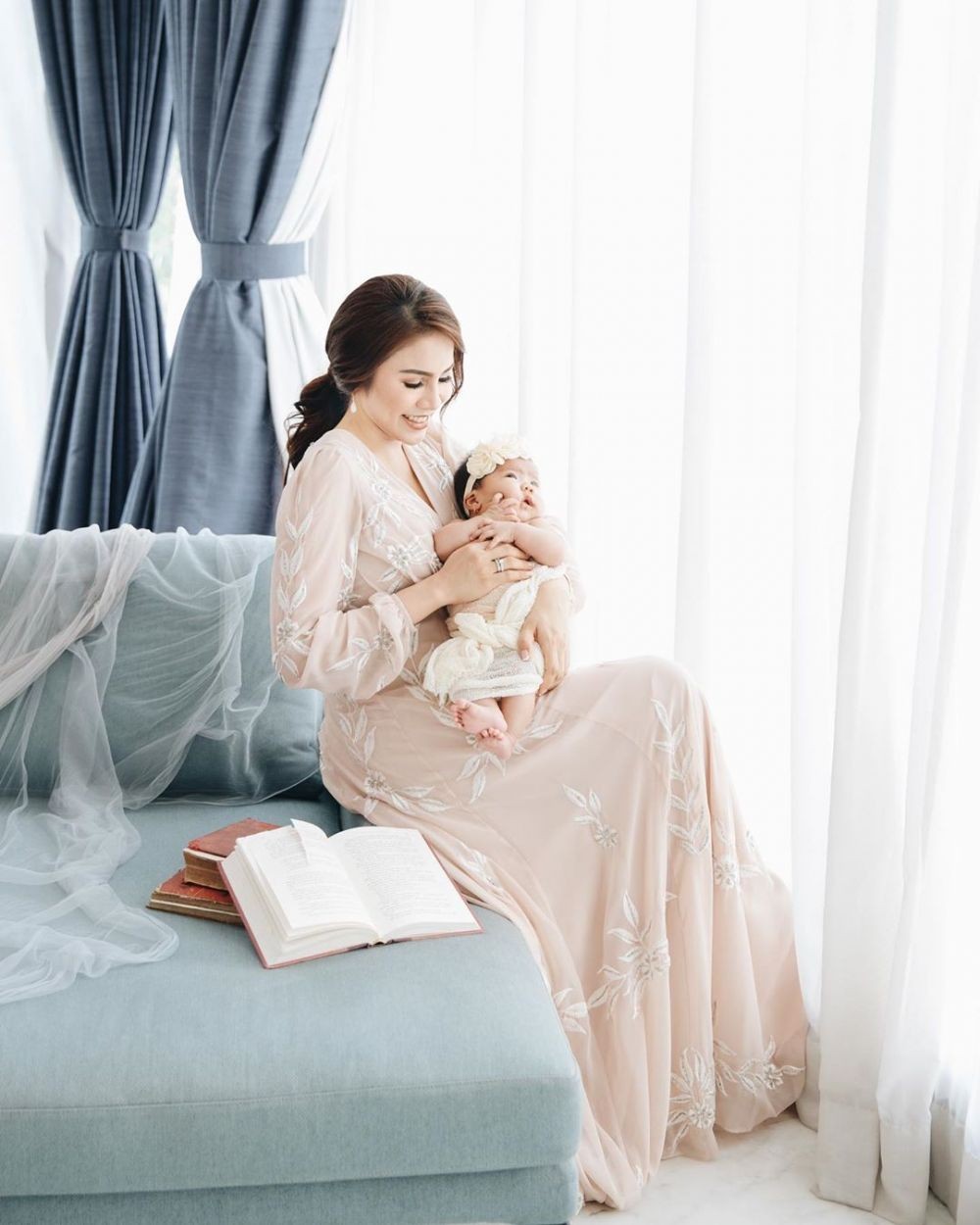 9 Style Momo Geisha Bareng Baby Briel yang Modis dan Kompak