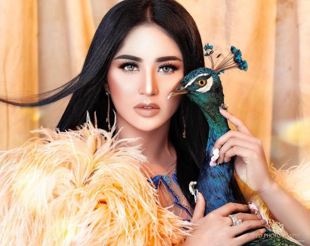 9 Foto Totalitas Dewi Perssik di Pemotretan Terbaru, Bikin Pangling