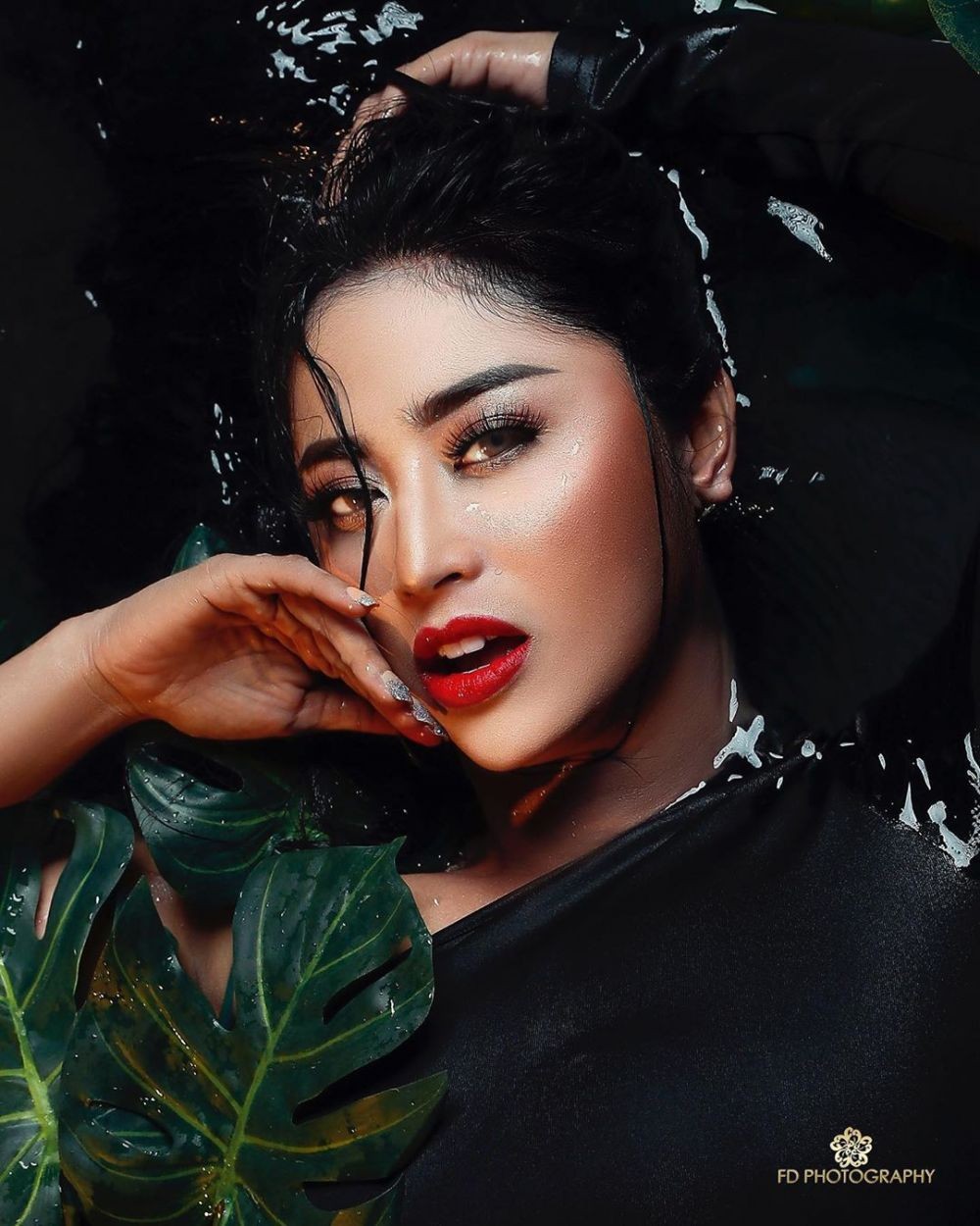 9 Foto Totalitas Dewi Perssik di Pemotretan Terbaru, Bikin Pangling