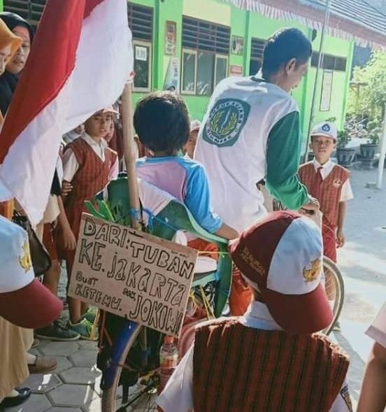 Ngefans Jokowi, Bapak dan Anak Asal Tuban Bersepeda Ontel ke Jakarta