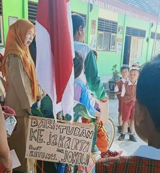 Ngefans Jokowi, Bapak dan Anak Asal Tuban Bersepeda Ontel ke Jakarta