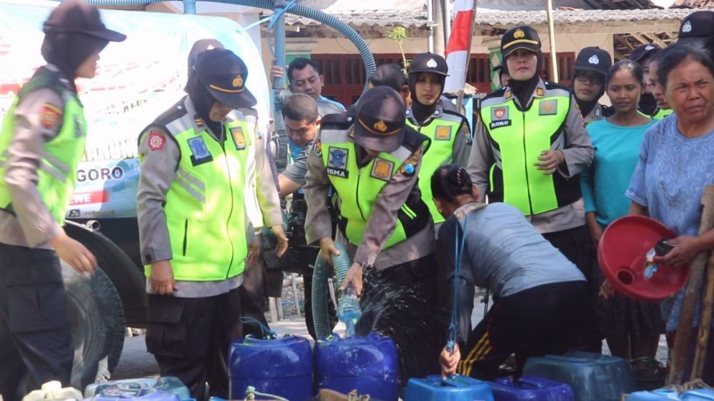 Kekeringan, Polisi di Bojonegoro Salurkan Air Bersih ke Warga