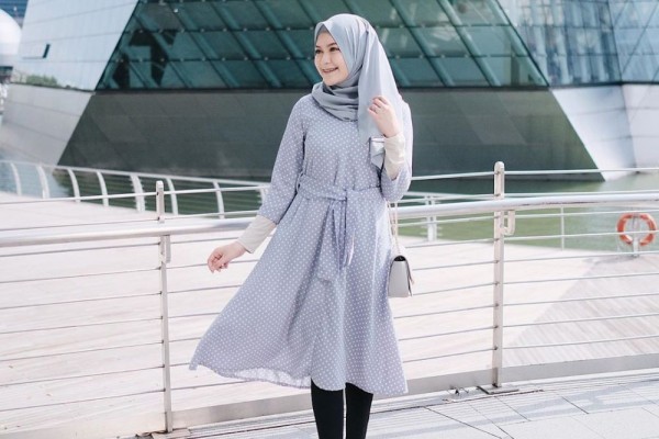 9 Inspirasi Hijab dengan Tunic Ala Sari Endah Pratiwi, Mudah Ditiru