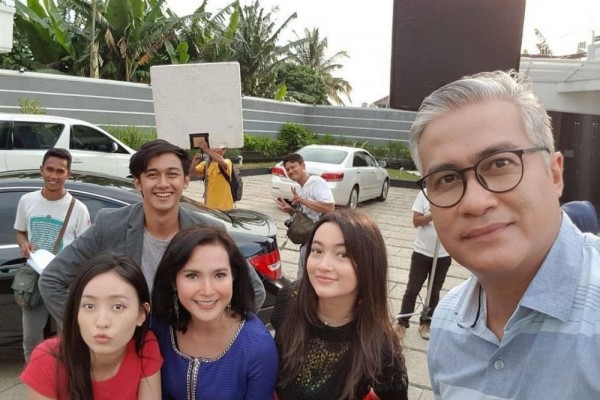 10 Potret Kekompakan Para Pemain Sinetron Cinta Karena Cinta