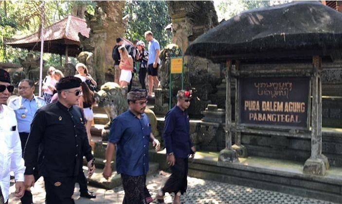 2 Turis Asing yang Lecehkan Tempat Suci di Ubud Jalani Upacara