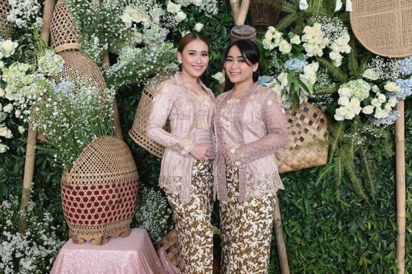 Adu Gaya 9 Pedangdut saat Kondangan, Berkelas dan Anggun Semua Deh!