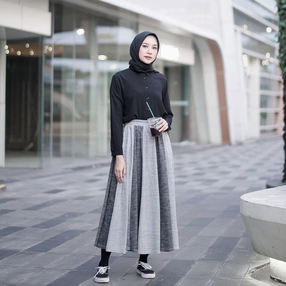 Simple Look, 10 Inspirasi Hijab ala Influencer Siti Bahjatina