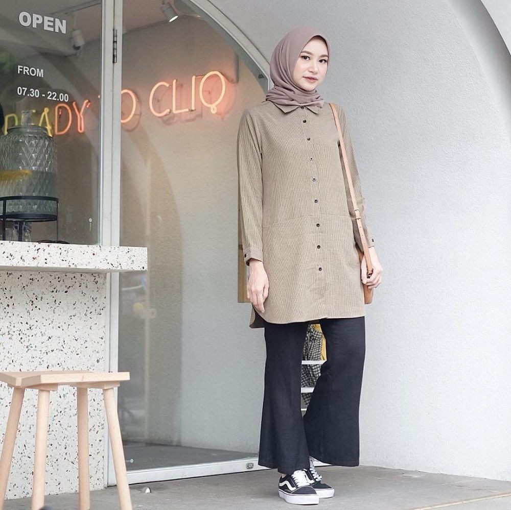 Simple Look, 10 Inspirasi Hijab ala Influencer Siti Bahjatina