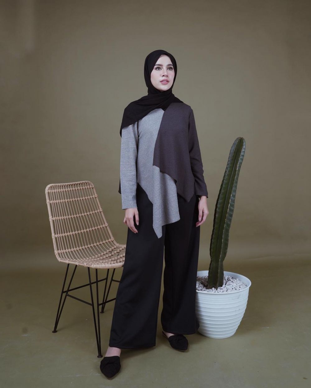 10 Inspirasi Gaya Feminin Minimalis Dengan Hijab