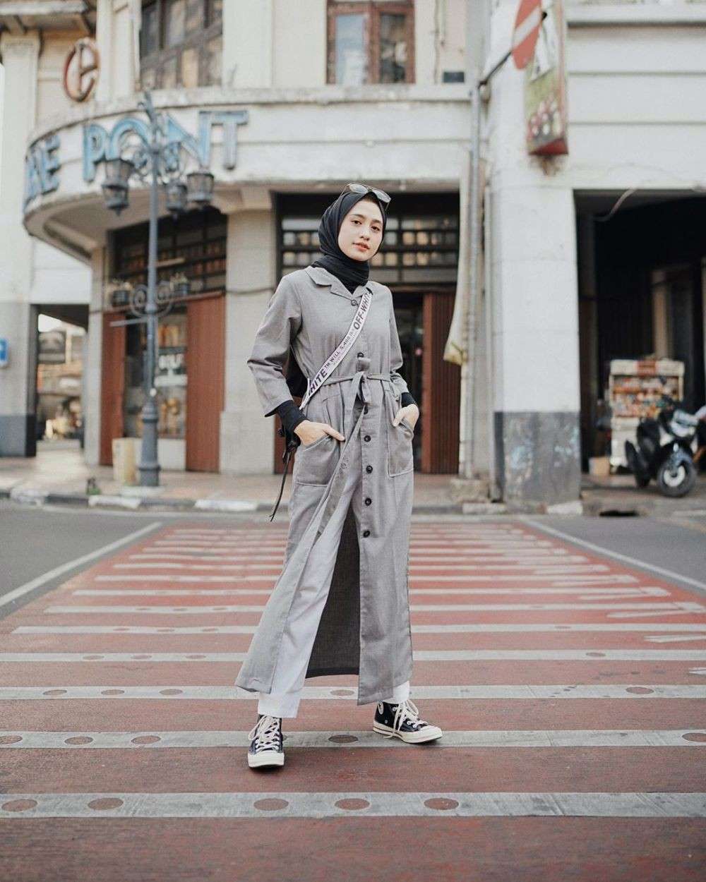 10 Inspirasi Gaya Feminin Minimalis Dengan Hijab