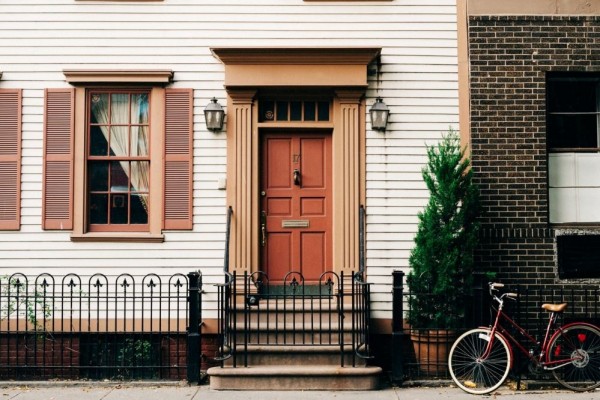 9 Inspirasi Warna Pintu Rumah, Unik dan Eye Catching Banget!
