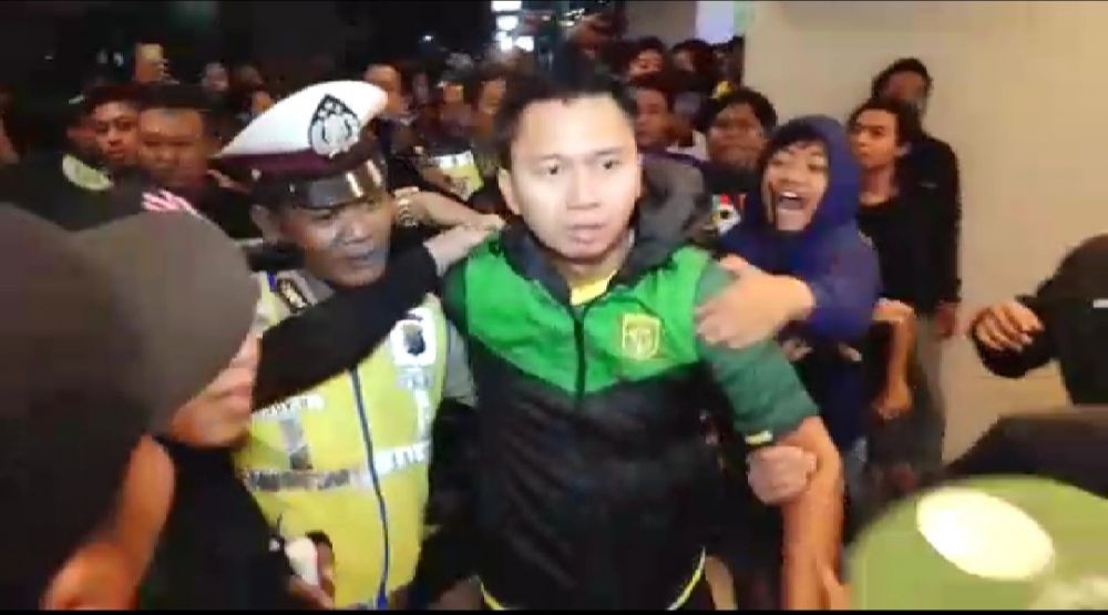 Kalah 4-0 di Malang, Ratusan Bonek Geruduk Kantor Persebaya