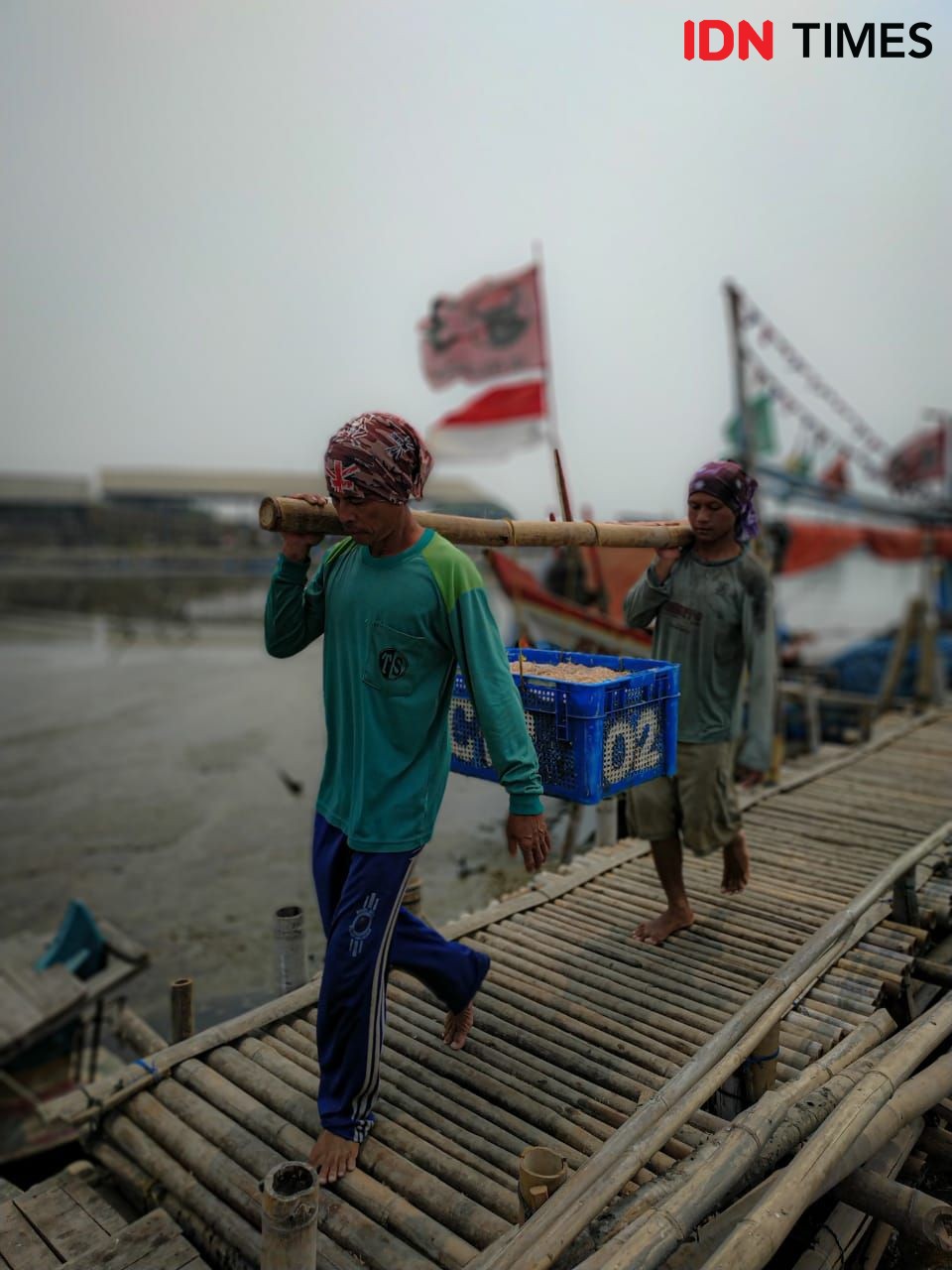 Peringati HUT RI, Nelayan Kibarkan Merah Putih di Laut Jawa