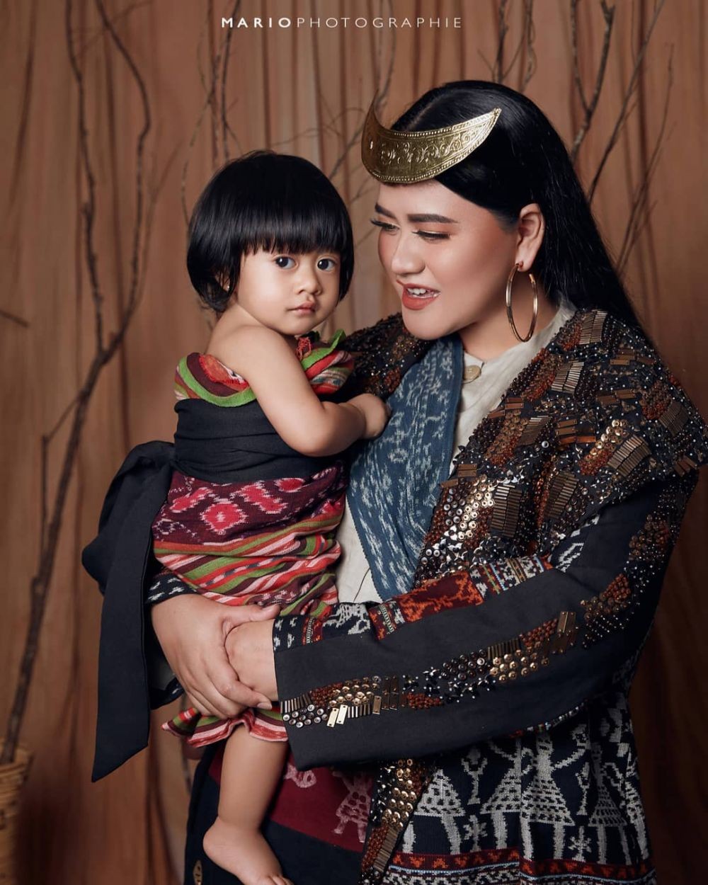 10 Potret Artis Tanah Air Berpakaian Adat, Ada Idola Kamu?