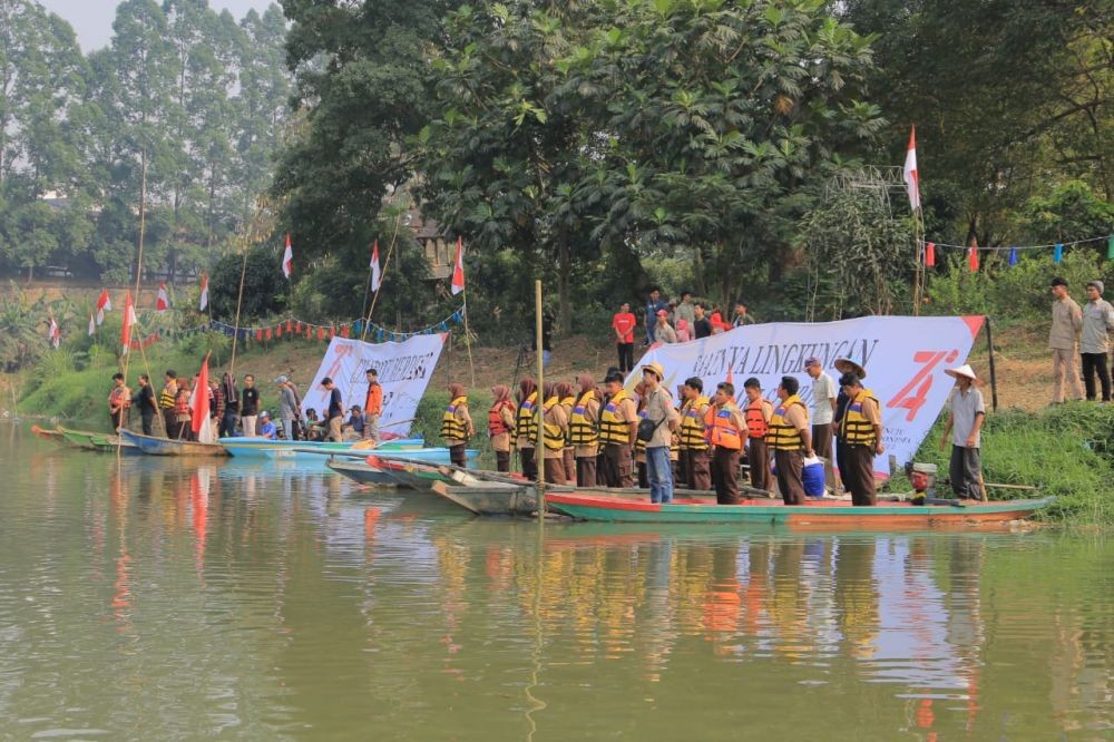 [Foto] Ratusan Aktivis Gelar Upacara Bendera di Sungai Cisadane