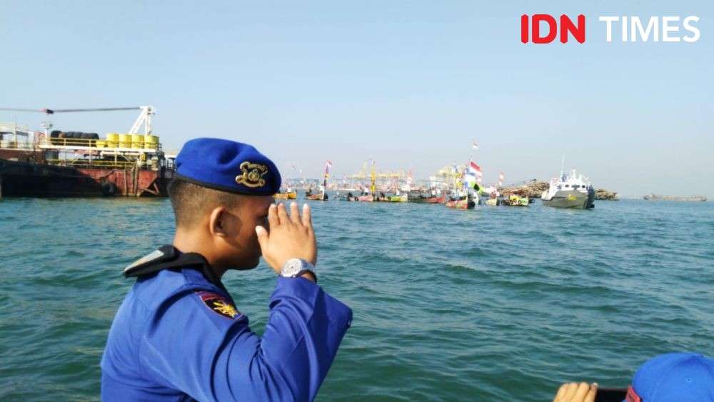 Peringati HUT RI, Nelayan Kibarkan Merah Putih di Laut Jawa