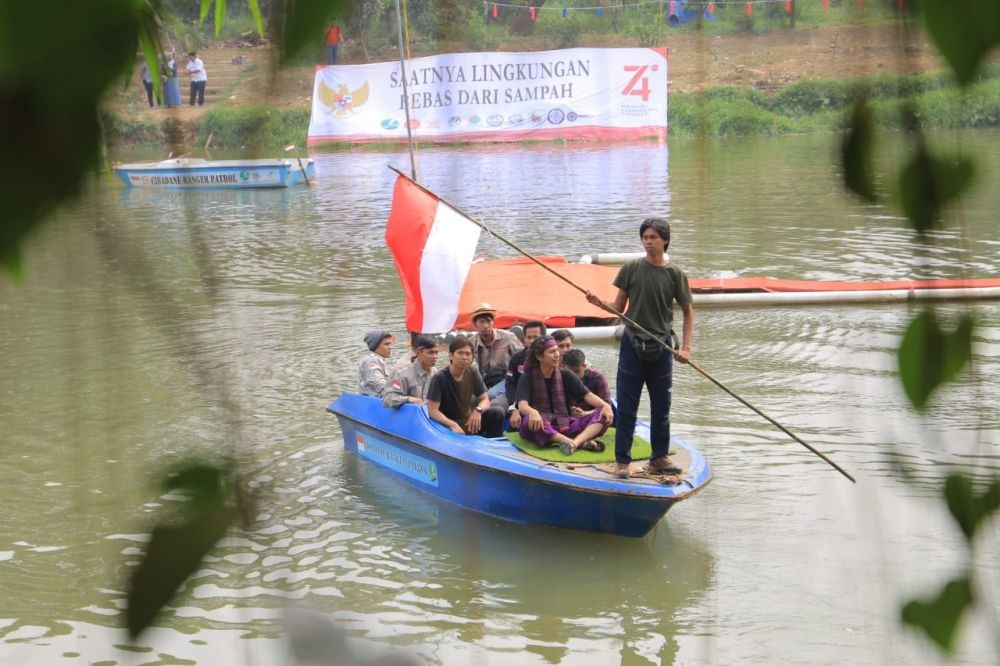 [Foto] Ratusan Aktivis Gelar Upacara Bendera di Sungai Cisadane