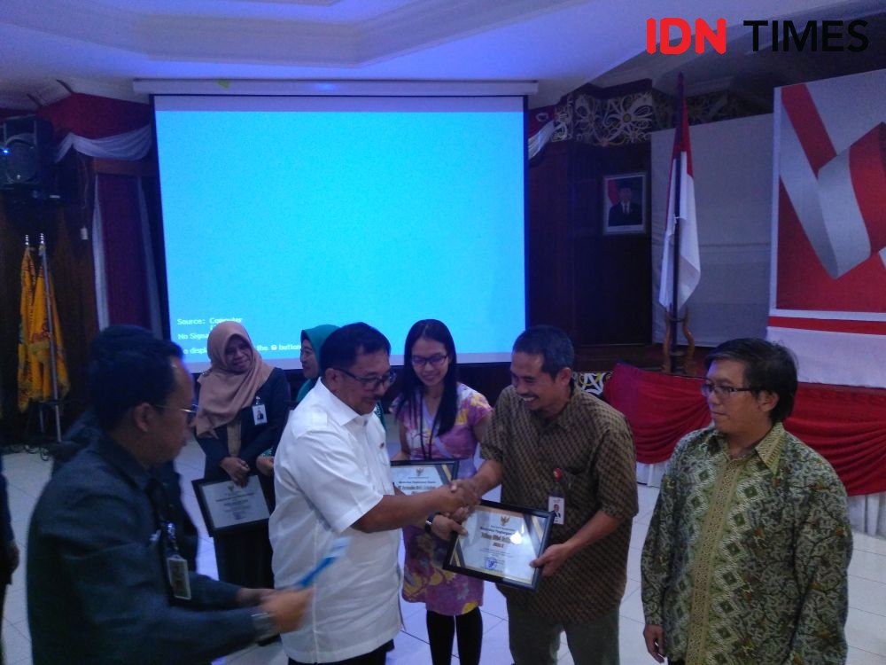 Wali Kota  Balikpapan Bentang Spanduk Kalimantan Timur Jadi Ibu Kota 