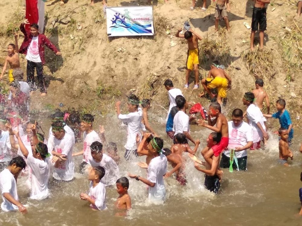 Saat Petugas Upacara Melawan Arus Sungai Deli Demi Kibarkan Bendera