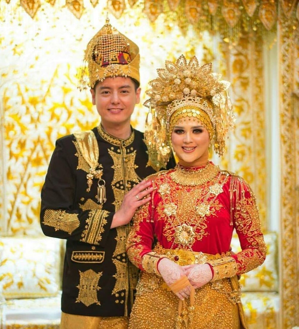 Bertema Adat  Aceh  10 Momen Pernikahan Roger Danuarta 