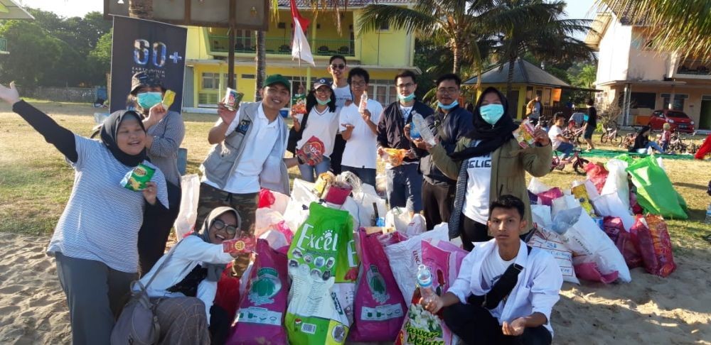 Menghadap Laut, Ratusan Relawan Bersih-Bersih Pantai di Balikpapan