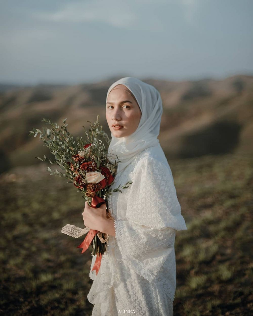 6 Ide Gaun Prewed dengan Hijab  Anggun Memesona