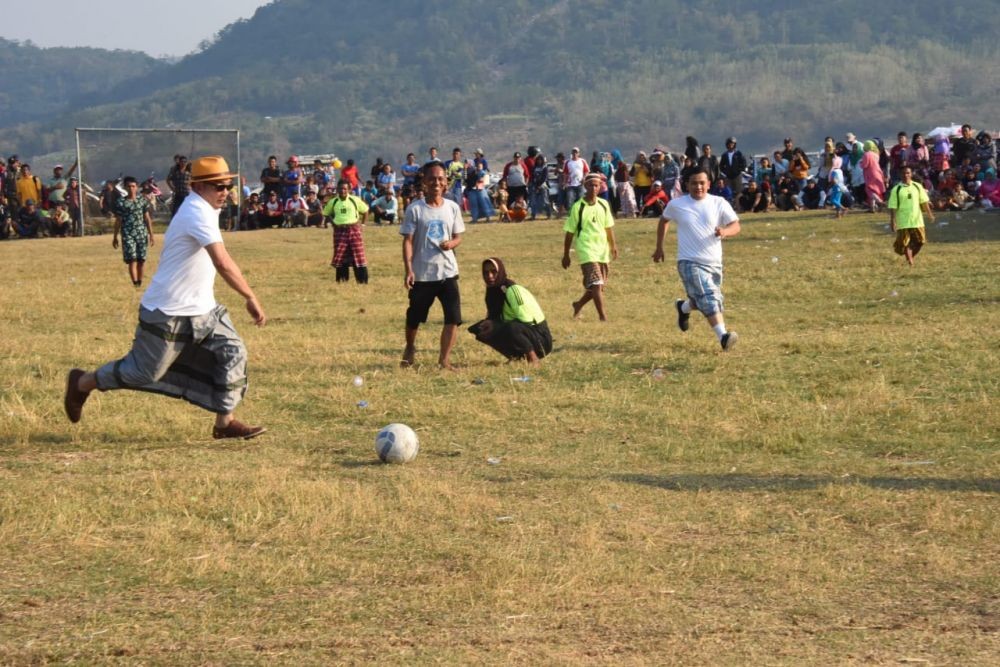 HUT RI ke-74: Ridwan Kamil Ikut Lomba Sepak Bola Sarung Bareng Warga