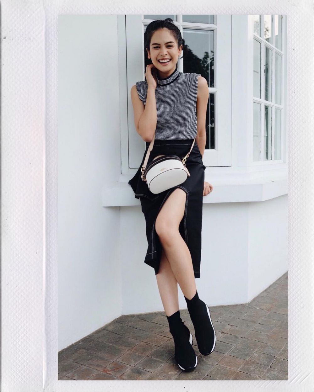 10 Ide Pose di Depan Kamera Biar Terlihat Semampai