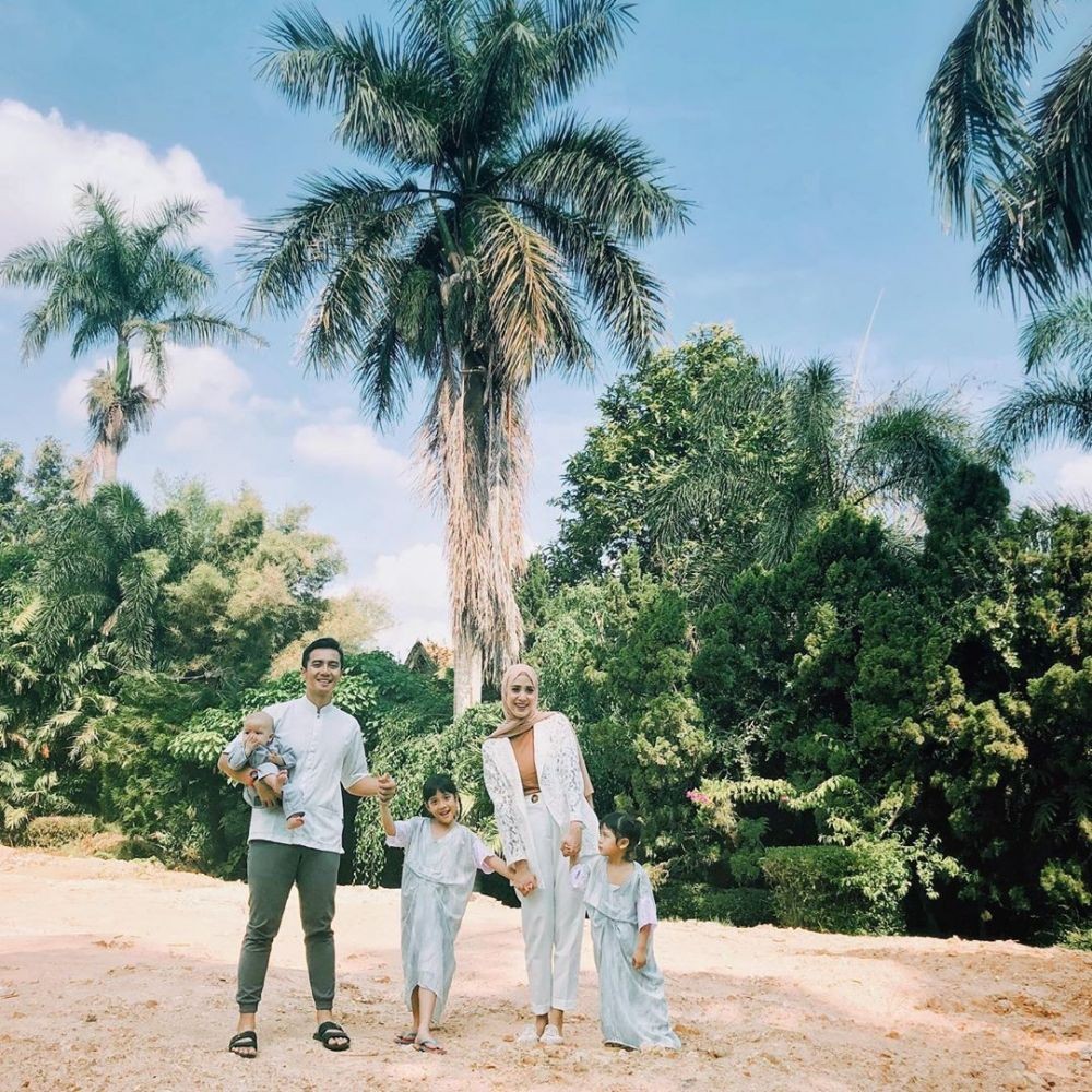 10 Potret Mesra 8 Tahun Pernikahan Fanny Fabriana & Zacky Badrudin