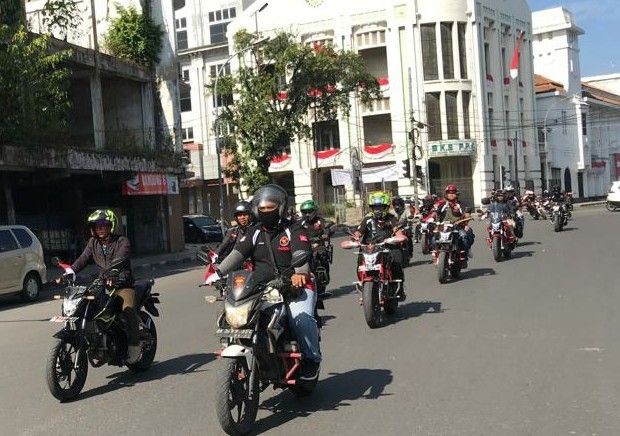 Rayakan HUT RI, Bikers Medan Konvoi dan Bersihkan Makam Pahlawan