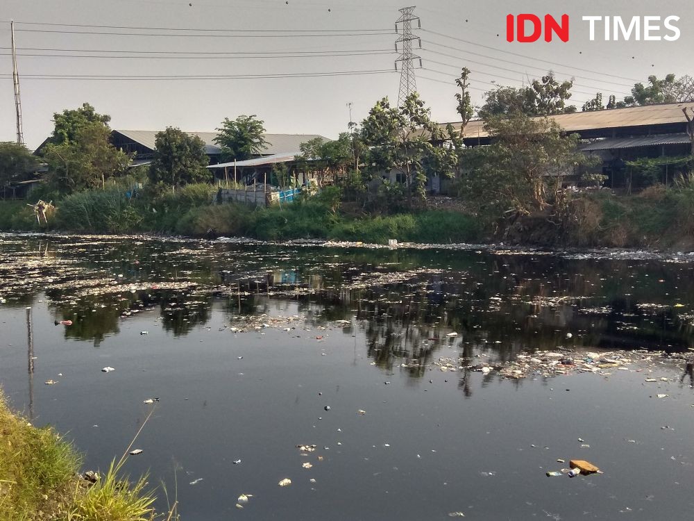 [Foto] Dampak Kemarau Sungai Cisadane Hitam, Berbau, dan Penuh Sampah