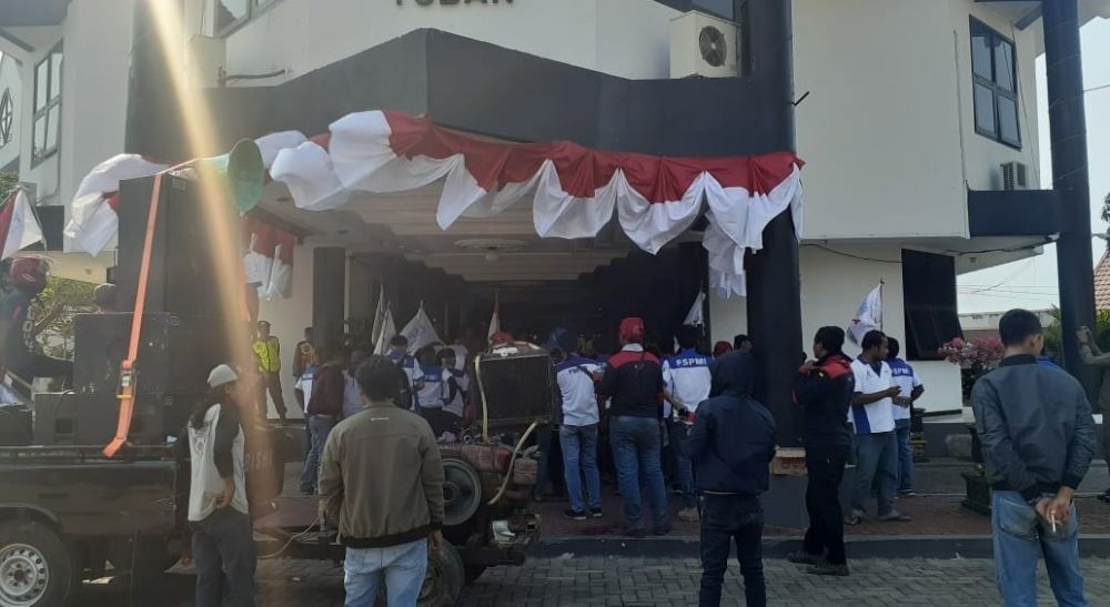 Tagih Janji Perusahaan, Ratusan Pekerja Mengadu ke Pemkab Tuban