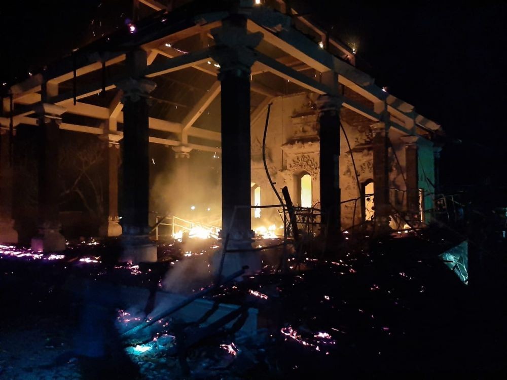 Wantilan di Pura Dalem Ped Nusa Penida Ludes Terbakar
