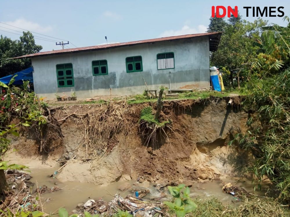 Tanah Terkikis Akibat Hujan, Puluhan Rumah Warga Terancam Ambruk