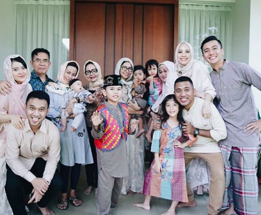 10 Potret Mesra 8 Tahun Pernikahan Fanny Fabriana & Zacky Badrudin