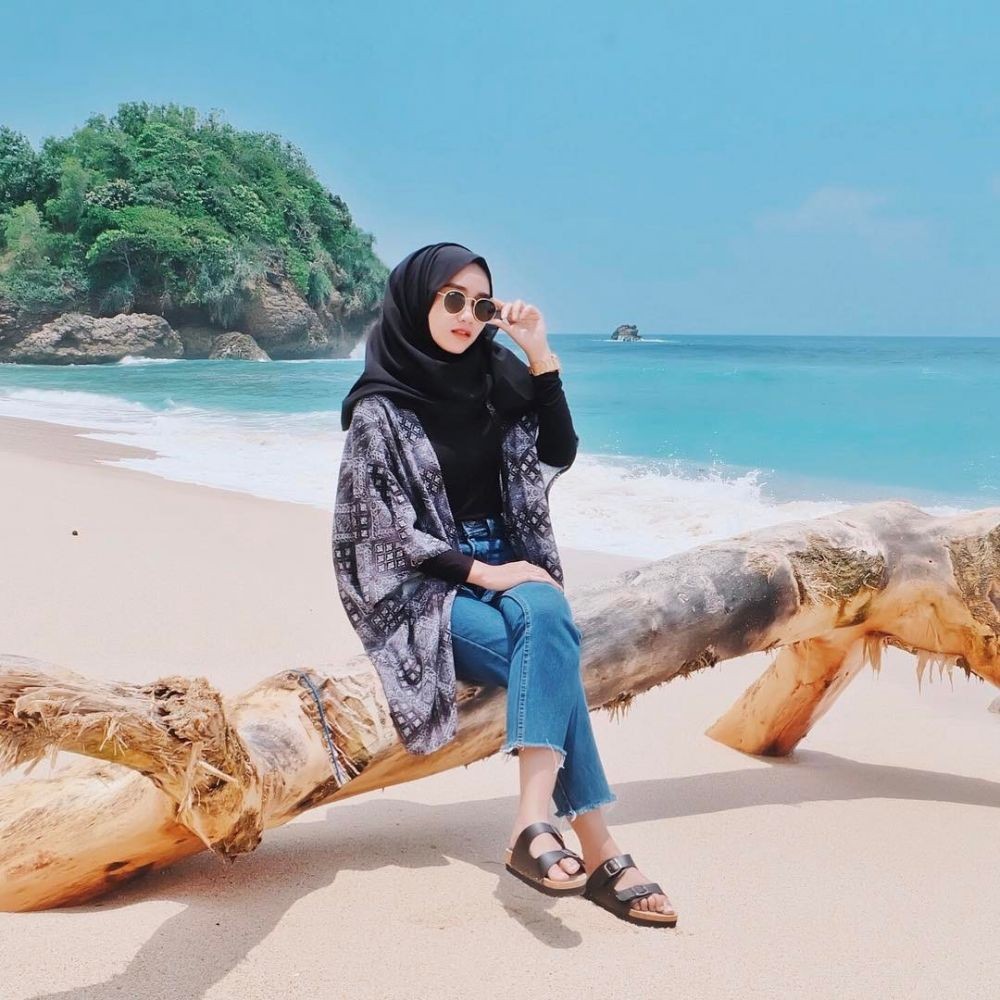 Selebgram Outfit Hijab Ke Pantai